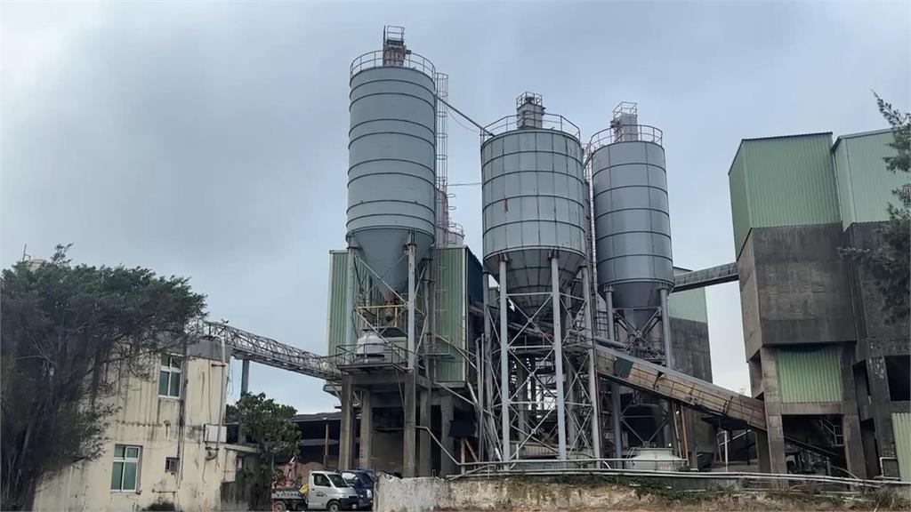 桃園觀音水泥桶槽換新出意外　「飛灰」布滿天　工人驚險逃