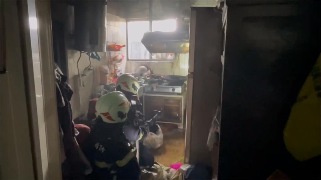 嘉市服飾店外配電箱爆炸 東石民宅火警母子一度受困