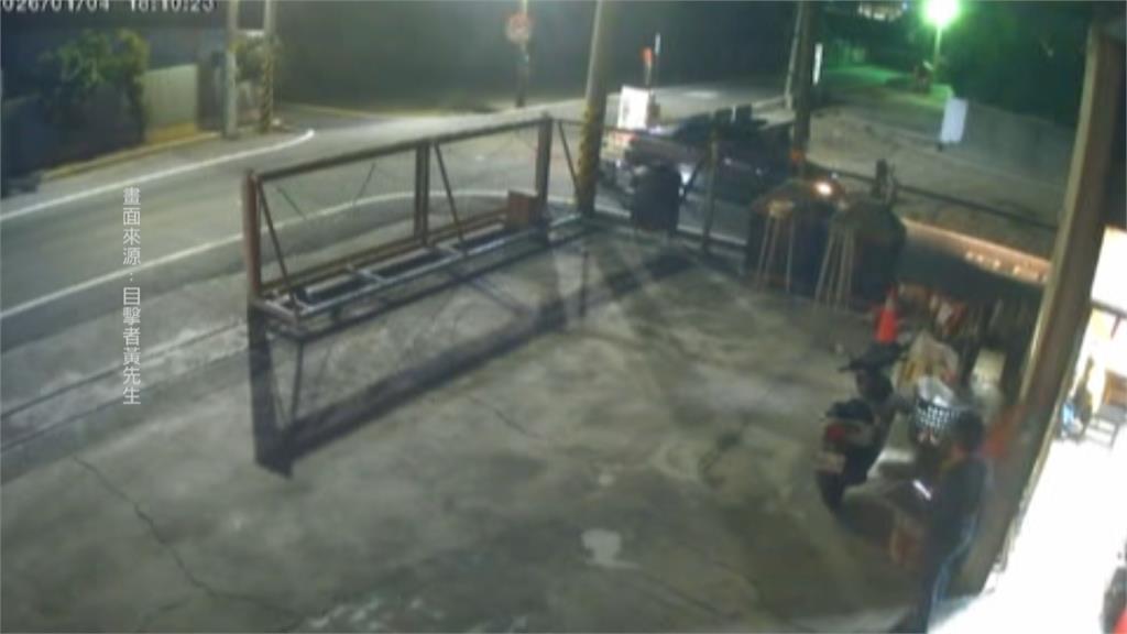 疑搶快跨雙黃線！　小貨車衝撞機車"現場車殼四散"