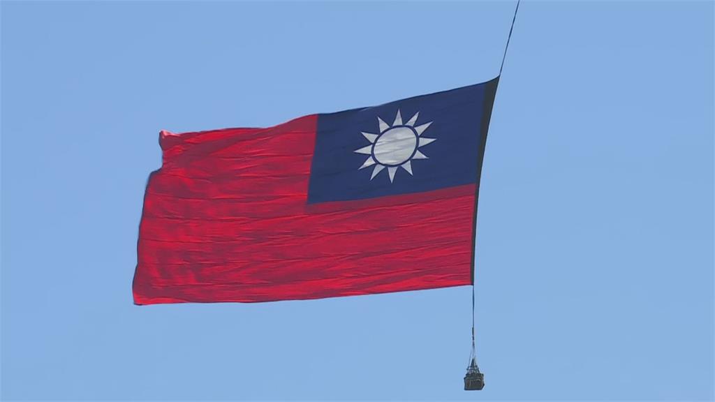 史上最巨幅國旗亮相 羅一鈞.羅嘉翎領唱國歌