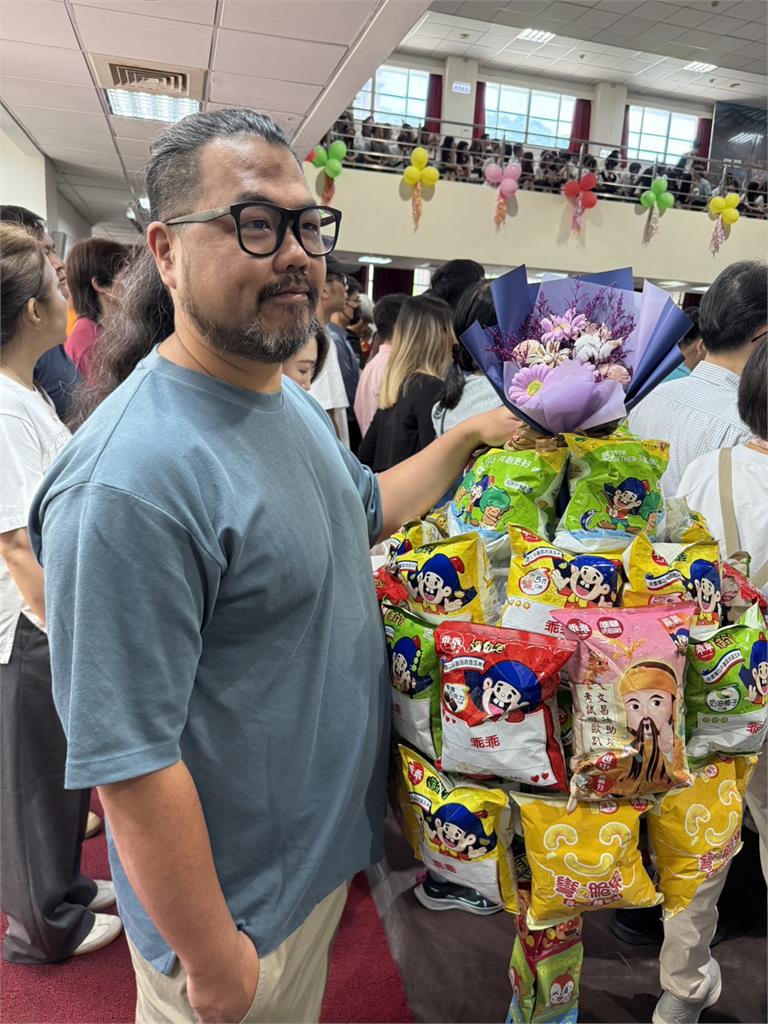 女兒畢典收到爸爸"乖乖大棒棒糖"花束 超級驚喜!瞬間成畢典全場焦點