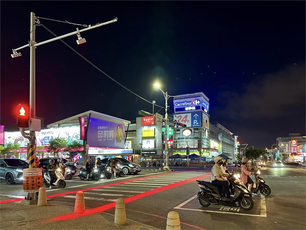 台南路口斑馬線亮起「紅色結界」！真實用途曝光…網笑喊：過奈何橋嗎