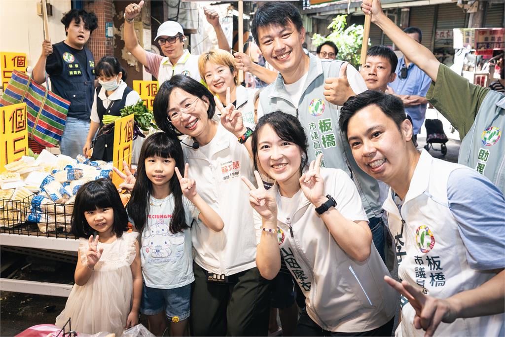 快新聞／氣勢如虹！蘇巧慧板橋掃市場大受歡迎　攤商熱情相迎：一定凍蒜