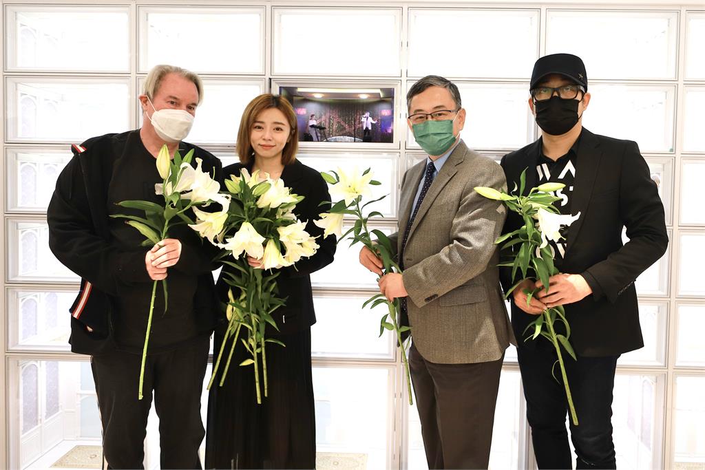 王瞳開箱「艾的櫥窗」！艾成天品山莊長眠地開放並為霸氣樂團徵主唱
