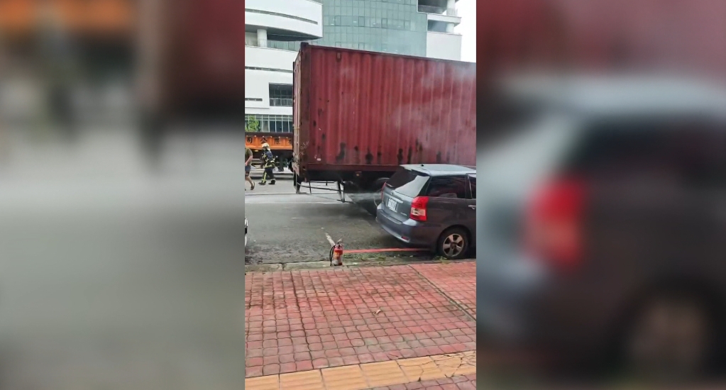 台中沙鹿向上路七段長下坡 聯結車突爆胎竄黑煙