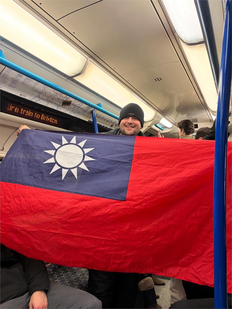 英超驚見球迷高舉「台灣國旗」反中!苗博雅一句話點破「戰狼效應」:引發更多反彈