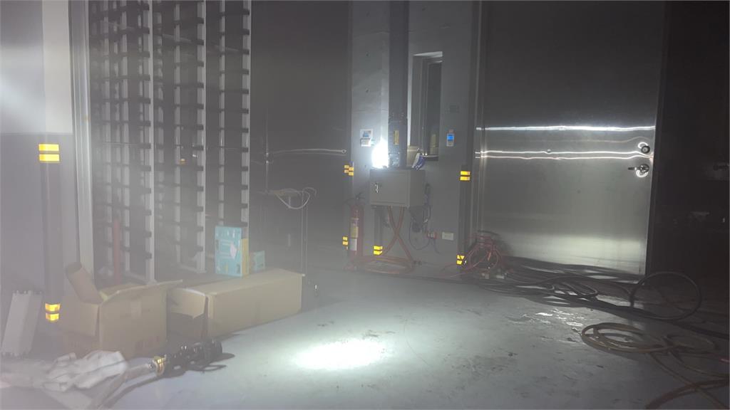 快新聞/快關閉窗戶!基隆工廠鋰電池實驗引火警「黑煙直竄」 警消佈泡沫水線警戒