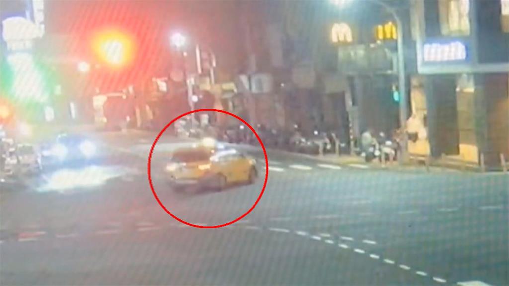違規左轉遭攔查！桃園運將「不滿吃罰單」　爆氣「狂踹警車」遭當場壓制