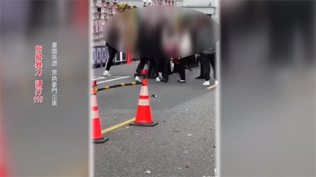 參加公祭兩幫派人馬爆口角 持三角錐、塑膠椅互砸