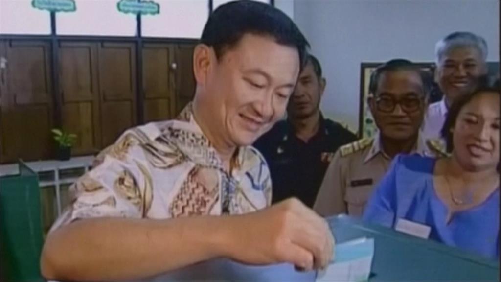 泰國前總理戴克辛這原因提前獲釋 搭車離開警察醫院