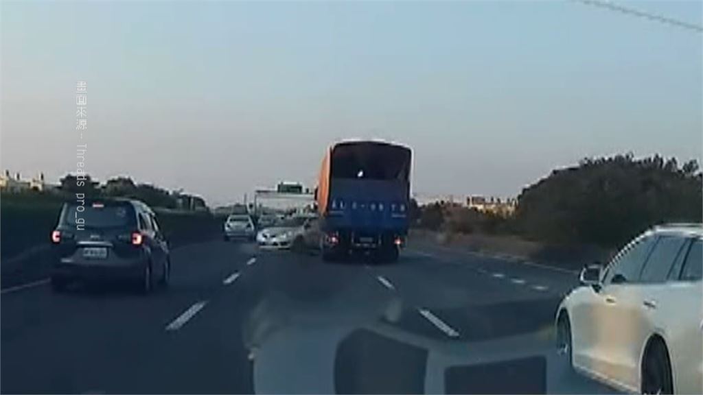 國道車禍! 苗栗頭屋五車連環撞 彰化花壇轎車"被撞翻"