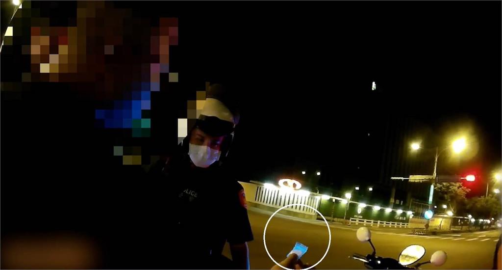 後座乘客未戴安全帽　騎士卻「異常緊張」藏毒遭逮