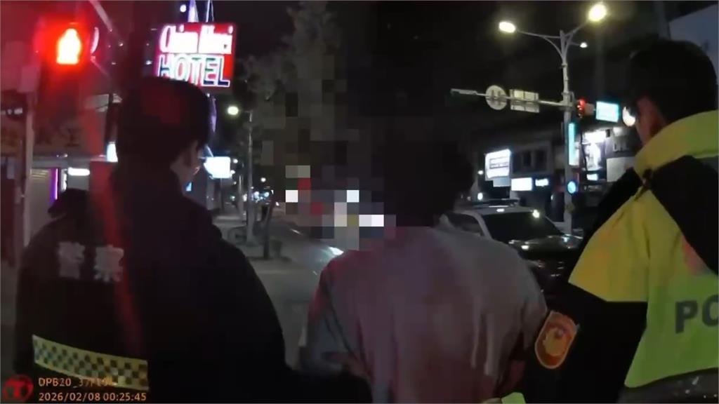 快新聞／想模仿誰？凌晨北捷中山站「1男帶2刀亂晃」　大隊警力急到場逮人