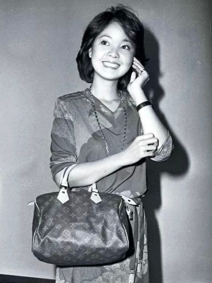 鄧麗君是「資深LV鐵粉」46年前就揹小廢包！引領時尚全亞洲都在學