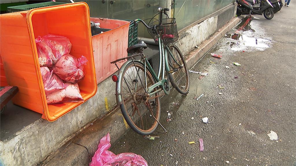 在"地"美食? 市場豬內臟"放人行道清洗" 民眾直呼太可怕
