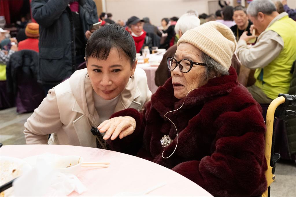 感人！昔野台花旦來春阿嬤失智又重聽 見陳亞蘭最後一面2個月後安詳走了