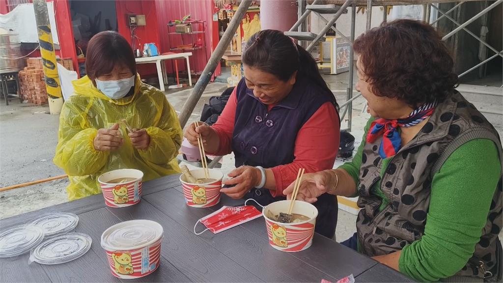 高雄蚵仔寮宮廟準備一千份麻油雞 分享給鄉親呷平安
