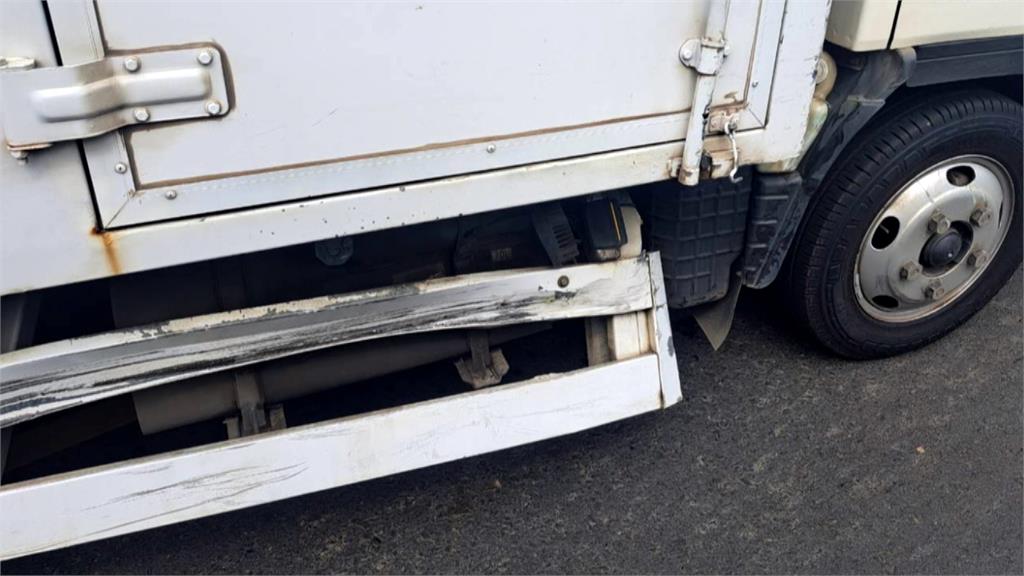 警車出勤處理交通事故 轉彎撞貨車反成事故當事人