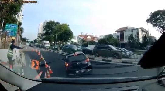 開車開一半「墜神秘天坑」!女駕駛連人帶車「5秒內消失」驚悚畫面曝光