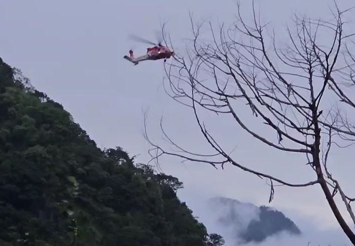 無視溪水暴漲! 男子與友玩漂漂河受困沙洲
