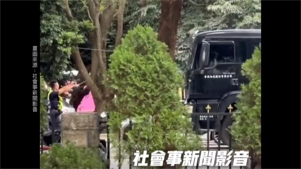 砂石車駕駛試圖衝撞拒檢逃逸 警肉身阻擋「舉槍圍捕」