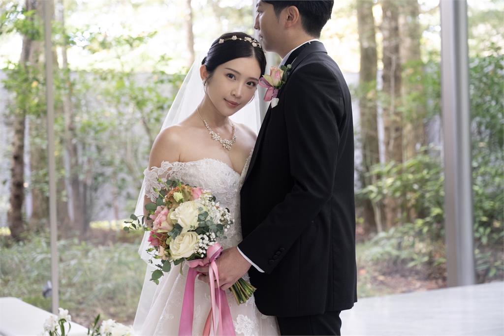 快新聞/放閃!鄭家純輕井澤浪漫婚禮登場 新郎Akira正面照曝光