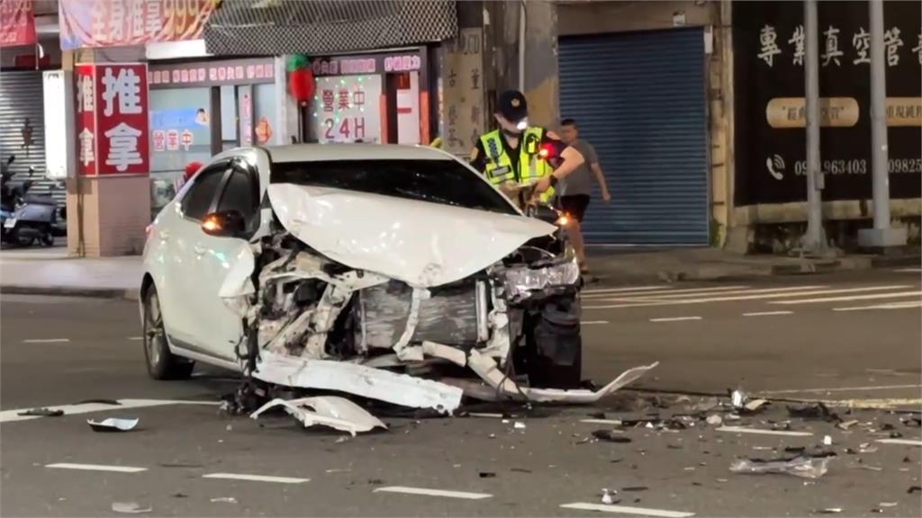 快新聞／違規左轉？高雄凌晨路口車禍「波及無辜騎士」　3人受傷