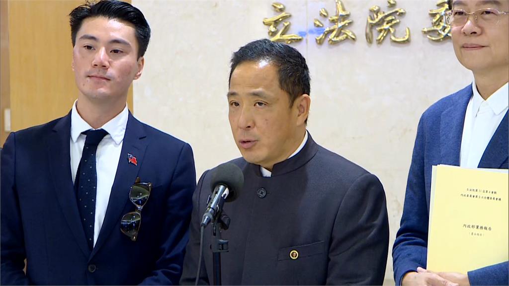 孫文外曾孫王祖耀來台 藍委拿"百鈔"對比相似度