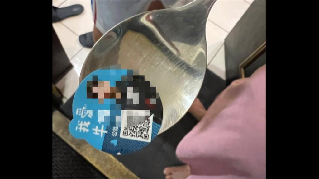 台中第二市場知名紅茶店出包! 牛奶瓶身廣告貼紙 掉落飲品內