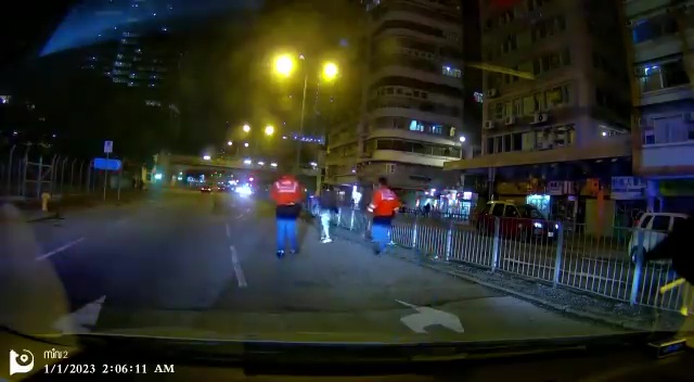香港男假摔「翻滾77圈」畫面曝!乘客反應成亮點 網笑:車窗要碎啦