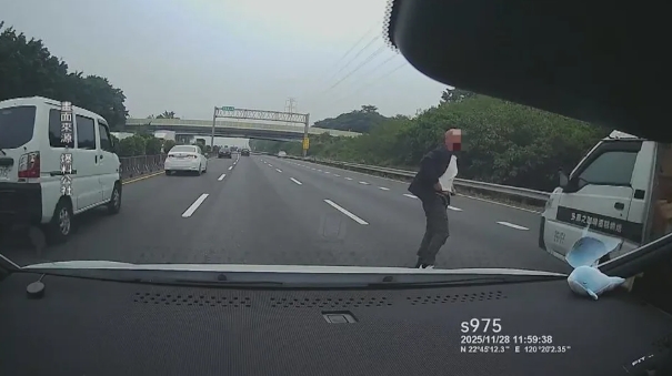 國道上演真實版《玩命關頭》!男從「後座摔出」後車S型急閃30秒片流出…