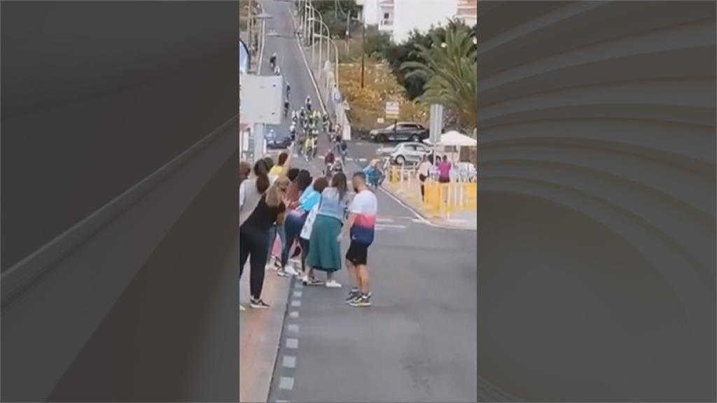 西班牙加那利群島自行車賽　衝線奪冠倒數...女觀眾亂入賽道猛撞