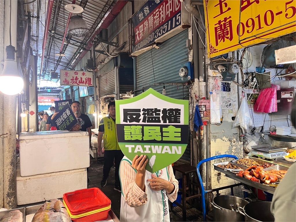 快新聞／反擴權！綠台東黨部市場宣講　賴坤成：台灣人站出來守護家園