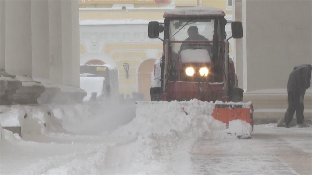 交通大亂！俄羅斯莫斯科連日大雪　積雪超過50公分