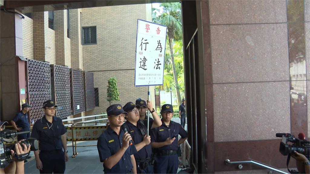 北檢門口「小草一直長」高聲挺柯 苗博雅:蔣萬安在放水嗎?