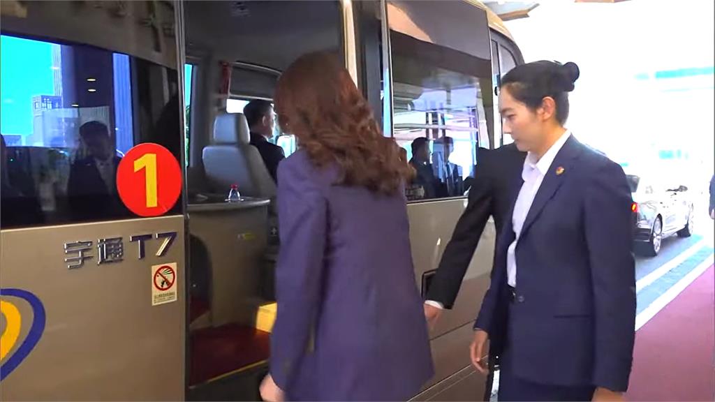訪中行又被穿小鞋？　鄭麗文搭小巴赴鄭習會「車滿才出發」