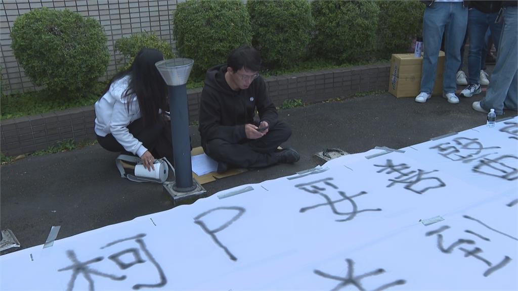 黃國昌寫字鬧笑話!抗議布條「醫」字讓人直搖頭 網再揪「這錯誤」:傻眼