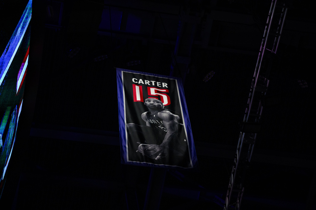 NBA/暴龍隊史第1人!「加拿大航空」卡特15號球衣升空他淚灑球場
