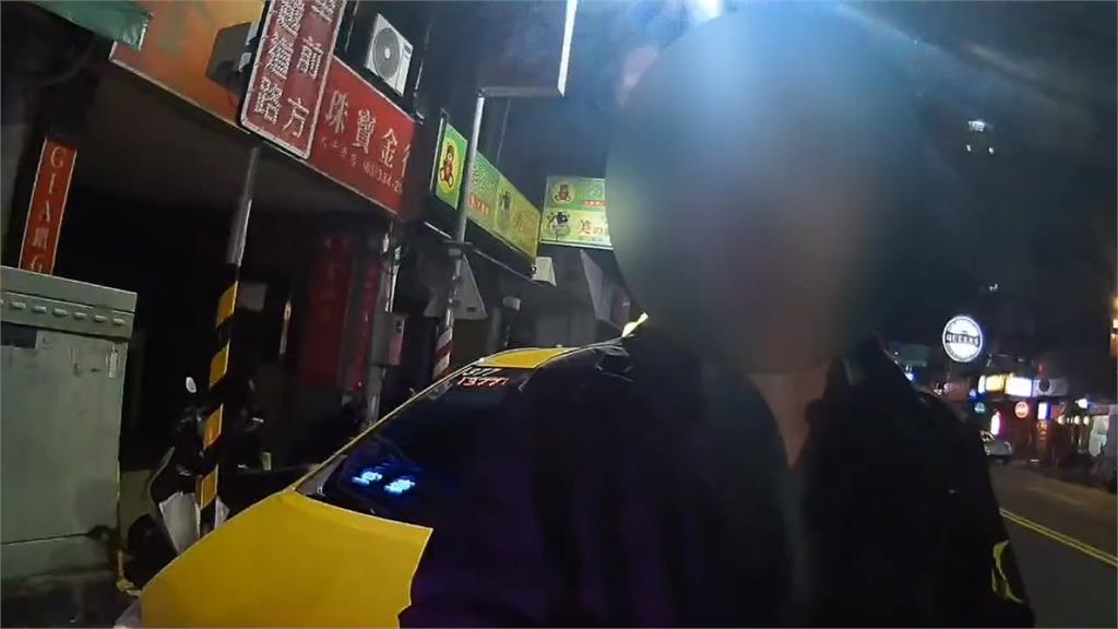 違規左轉遭攔查！桃園運將「不滿吃罰單」　爆氣「狂踹警車」遭當場壓制