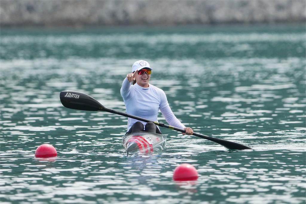 全大運／練多少，回饋多少！北市大菜鳥大一曾俐芩包辦「輕艇一日雙金」