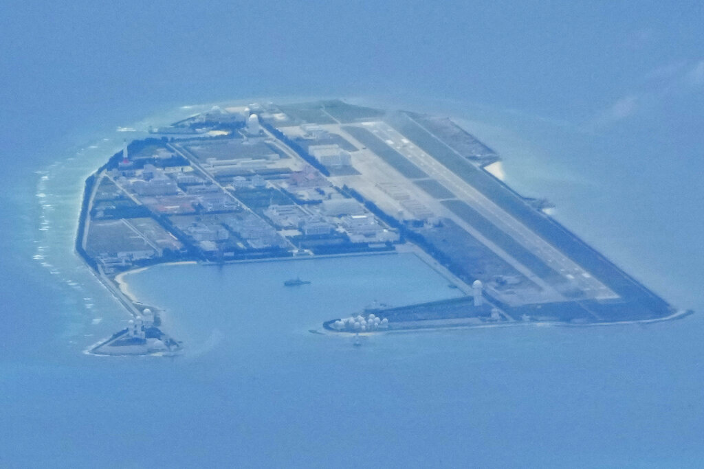 對抗中國擴張　美國驅逐艦「哈伯號」駛入南海西沙　越南打造人工島礁反制