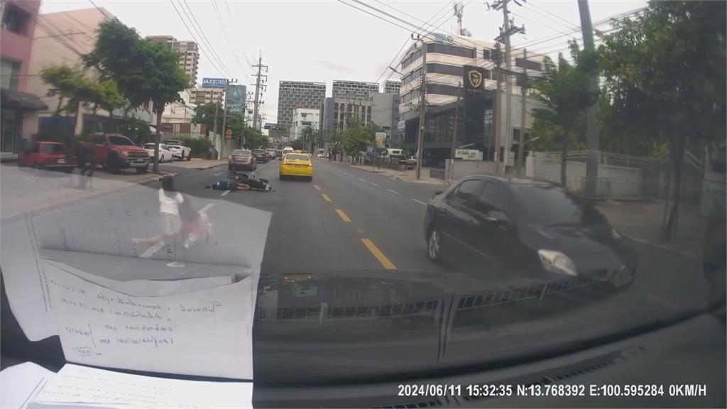 穿越馬路釀禍!泰母拉女衝入車陣 下秒「擊殺機車」騎士父女摔慘畫面曝