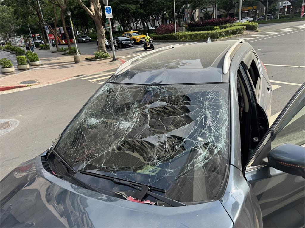 台北大安驚悚車禍　機車撞到解體騎士命危送醫