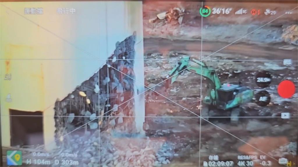 服役近30年　通霄發電廠四號煙囪"放倒"拆除　鄉親專程來告別