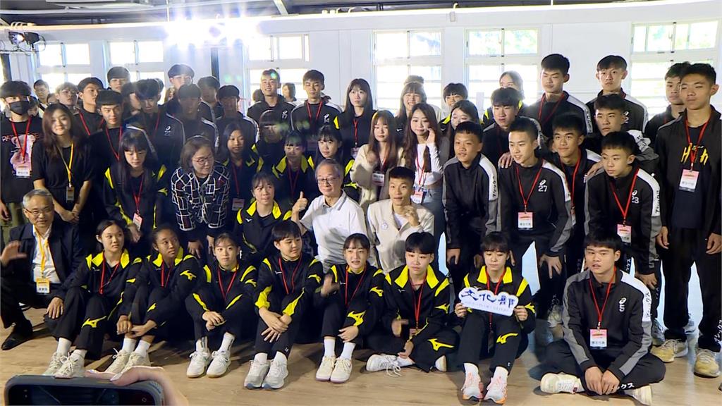 「雙李配」與高中生打羽球 李遠、李洋推廣文化幣+動滋券加碼