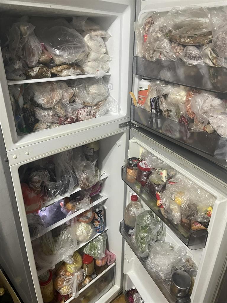一開就掉東西!他曬「媽媽牌冰箱」好崩潰 網超有共鳴:我家也是
