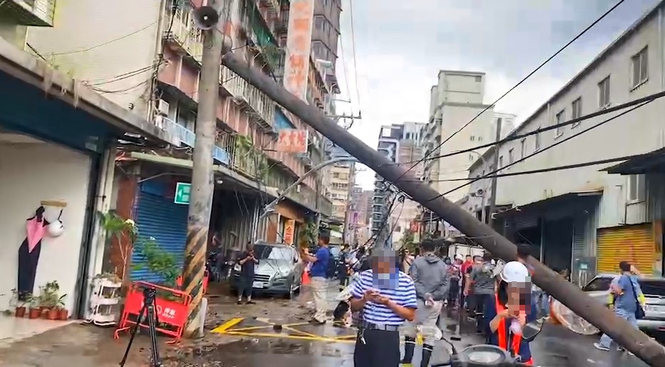 快新聞／新北新莊驚見電線桿倒了　疑自來水管線爆裂淹水釀禍