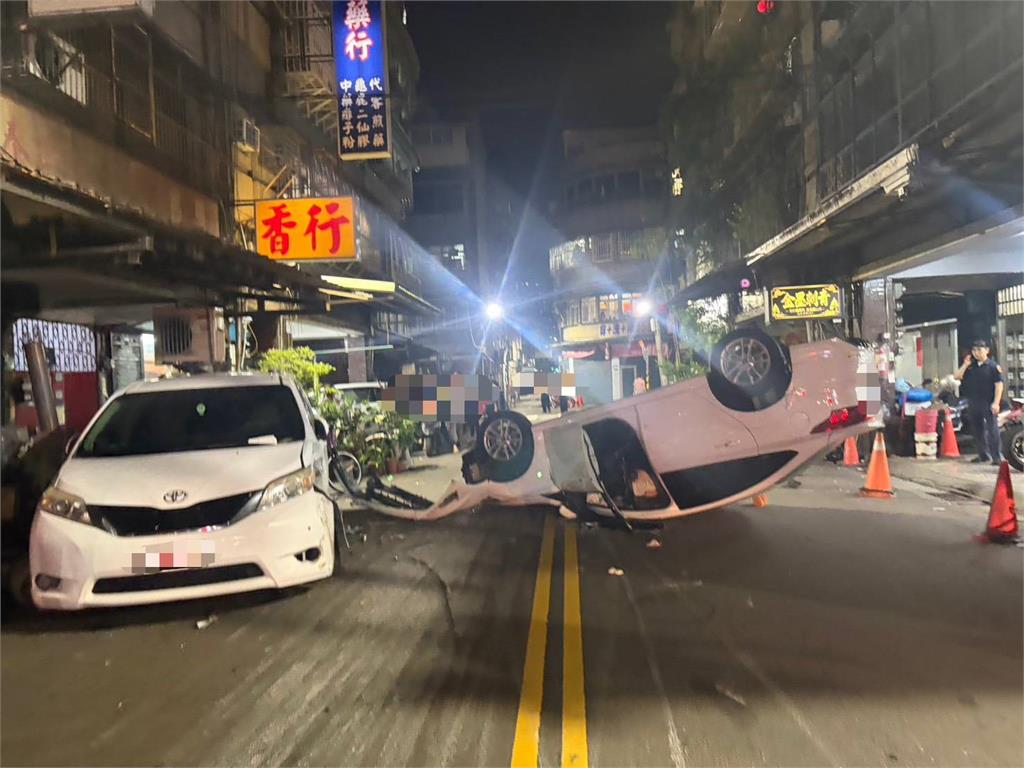夫妻吵架怒扯方向盤"自撞翻覆"　糗了！意外揪出是毒駕