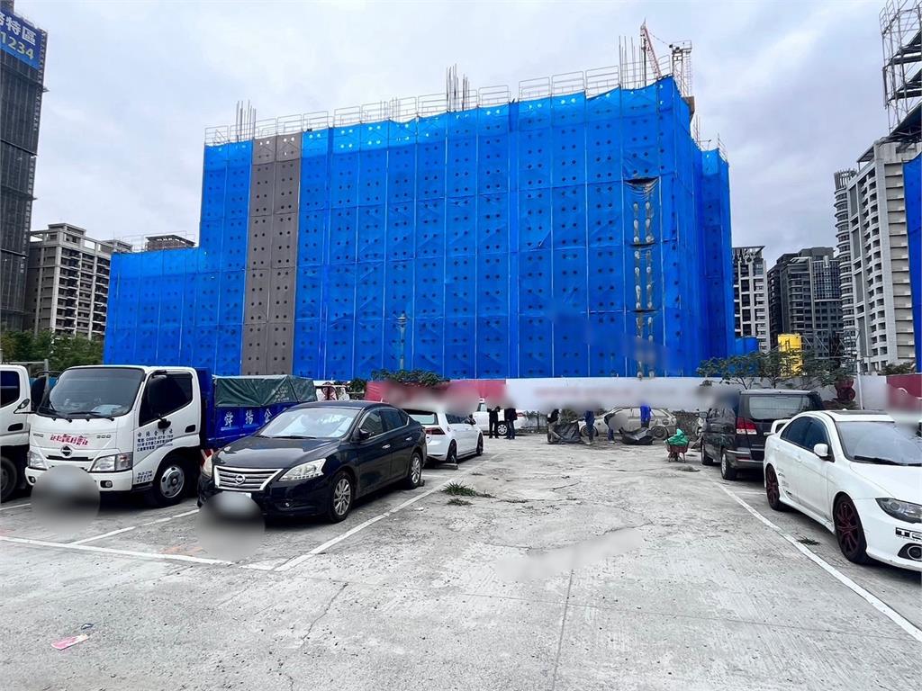 混凝土漿從天降下方車輛遭殃 建商允買下受害車輛