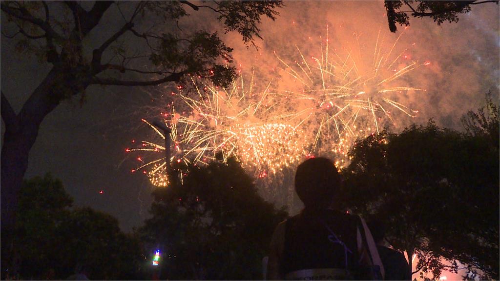 國慶焰火秀無預警提早20分鐘施放　民眾超錯愕